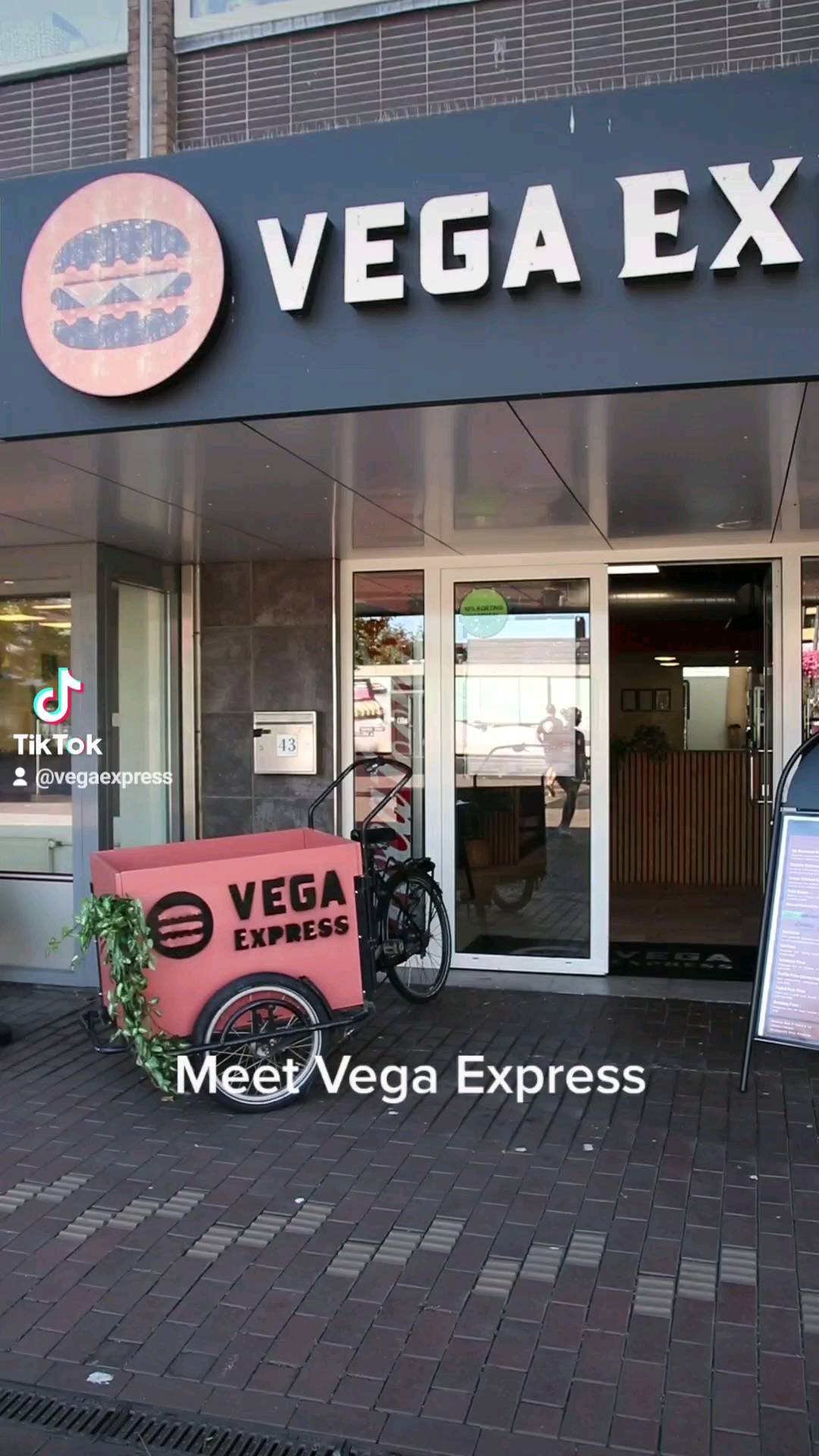 Wist je dat Vega Express het eerste bezorgrestaurant is in Leiden dat alleen vegetarisch en vegan gerechten maakt? 🔥 

Met Vega Express willen wij zoveel mogelijk meatlovers  overtuigen dat vegetarisch eten lekkerder is dan vlees. Je gaat je vlees burger echt nooit meer missen! 

Wij zijn benieuwd: wie van jullie eet steeds meer vegetarisch? ❤